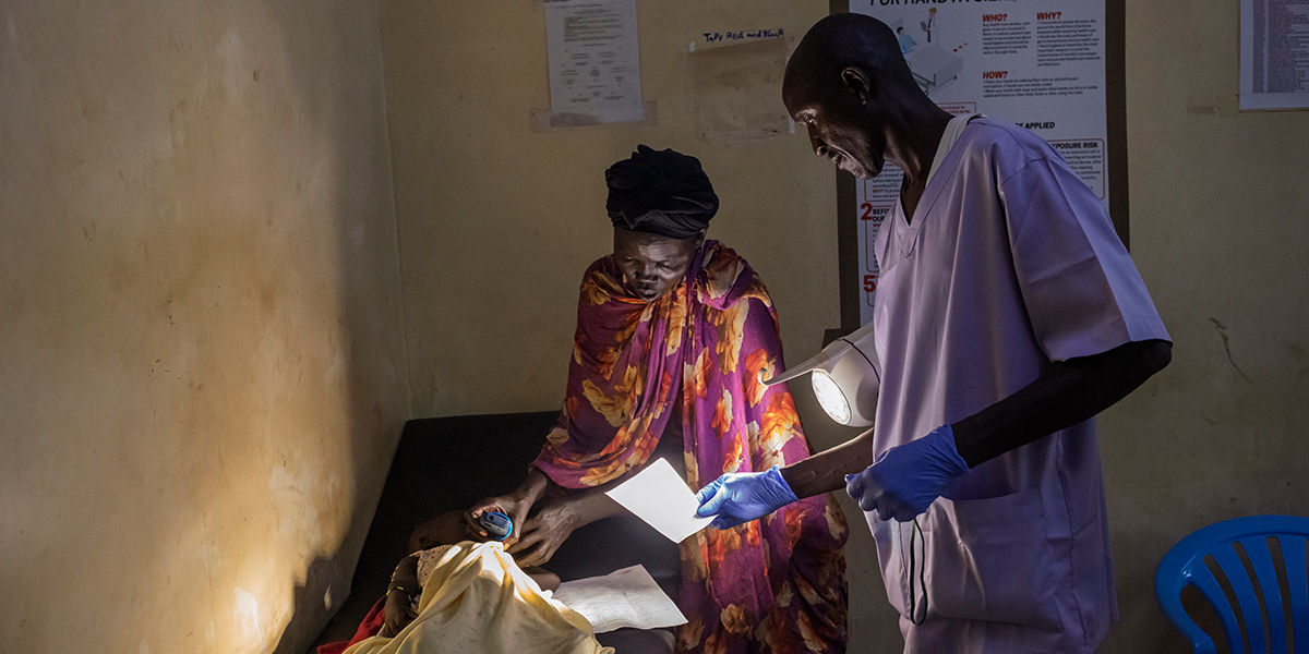 deux chirurgiens portant des masques et des blouses op&egrave;rent dans le bloc de l&rsquo;h&ocirc;pital g&eacute;n&eacute;ral de r&eacute;f&eacute;rence de Rutshuru, en R&eacute;publique d&eacute;mocratique du Congo.